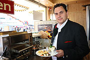 das Raclette kommt aus einem Ofen (©Foto:Martin Schmitz)